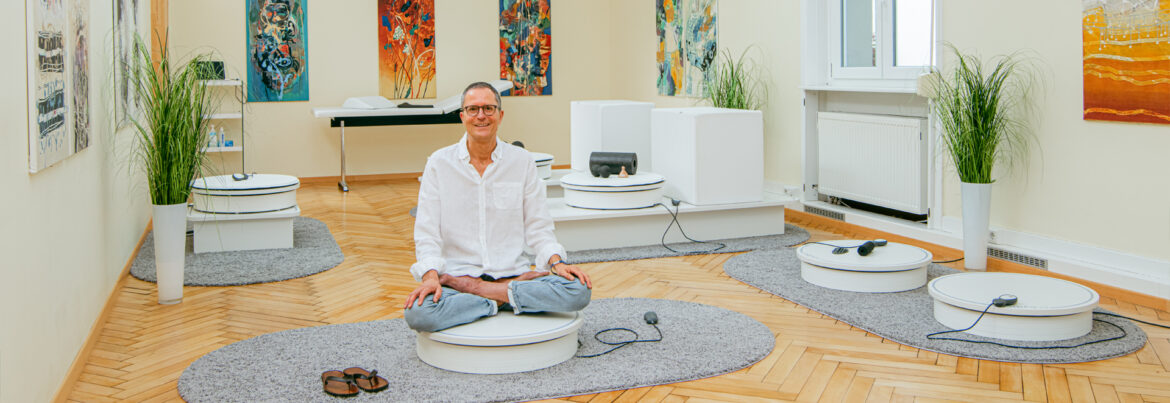 Heine_Showroom_yoga_sitz_provibes_1920x662